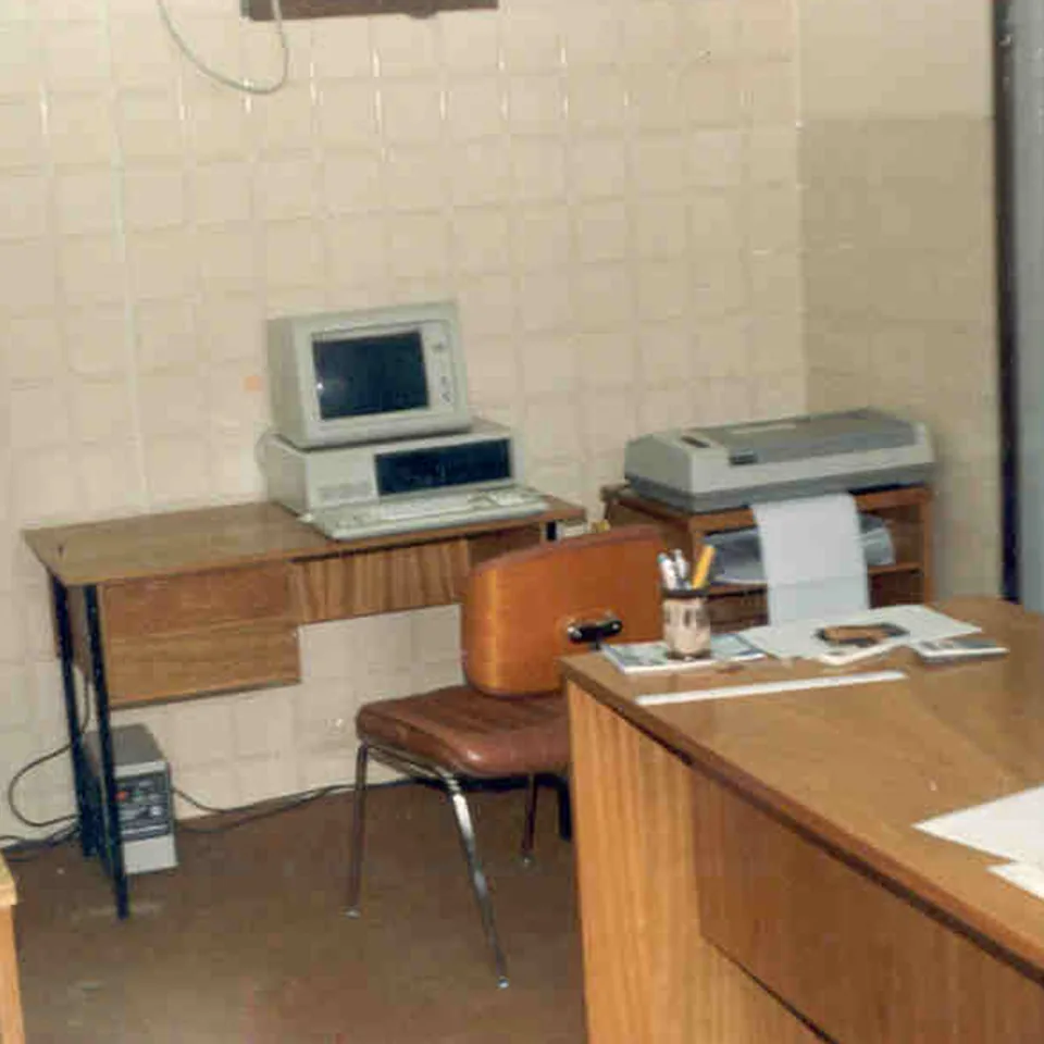 Primeiro escritório da Consistem, com os equipamentos usados no início das operações em 1986