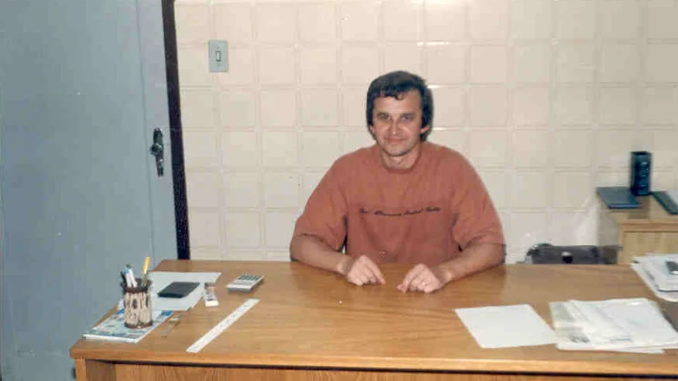 Fundador da Consistem em escritório na década de 1980