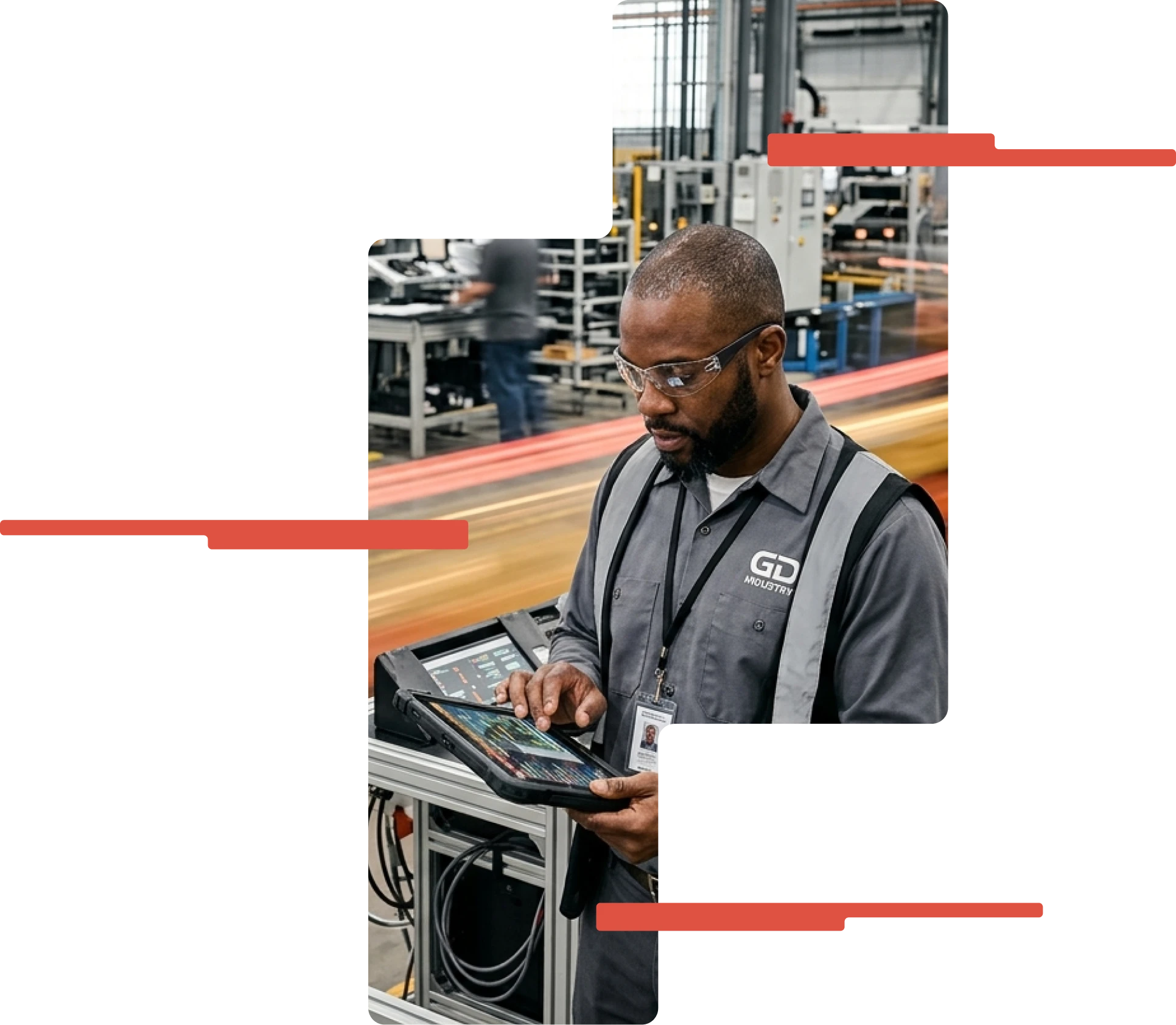 Operador de chão de fábrica consultando dados em tablet industrial.